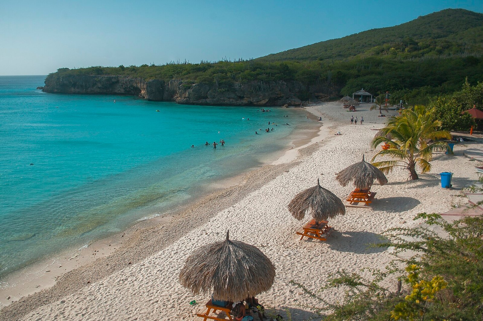 Bright blue water at Grote Knip beach