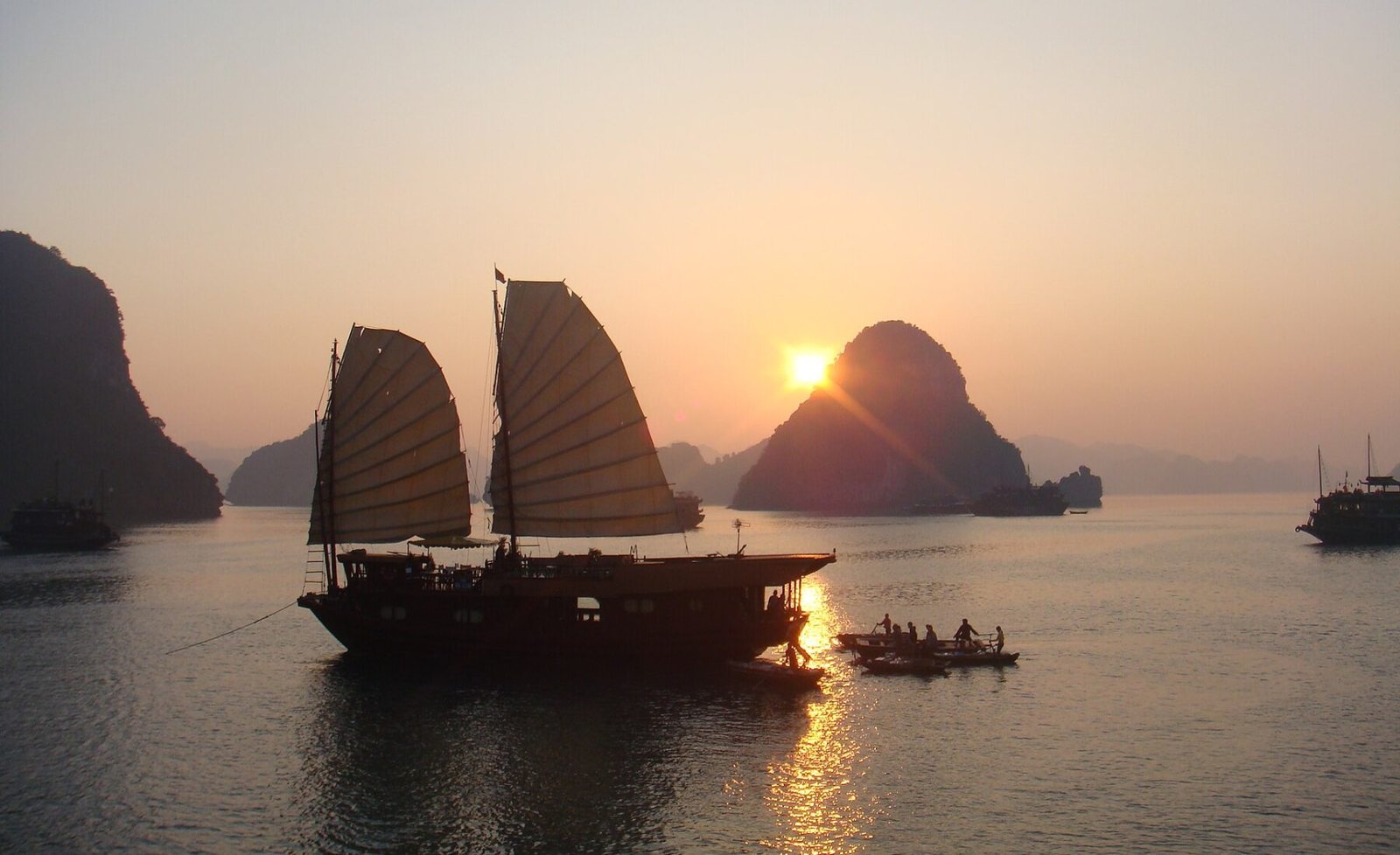Ha Long Bay, sunset.jpg in Ha Long Bay
