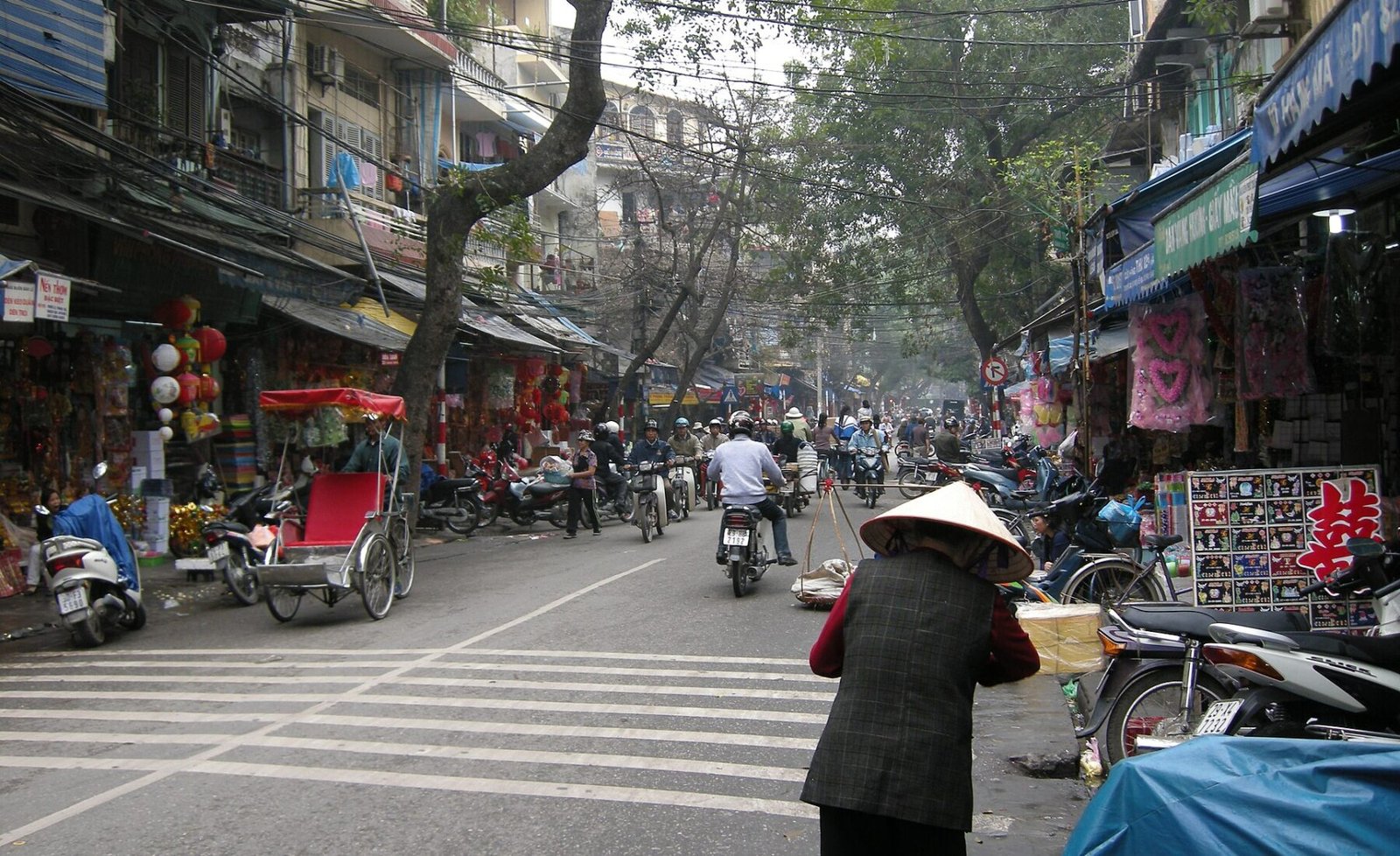 Vietnam, Hanoi, Streets of central Hanoi 2.jpg in Hanoi