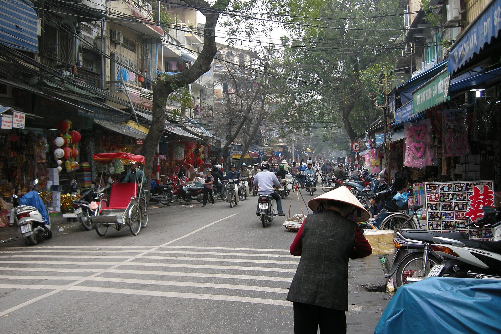 Vietnam, Hanoi, Streets of central Hanoi 2.jpg in Hanoi