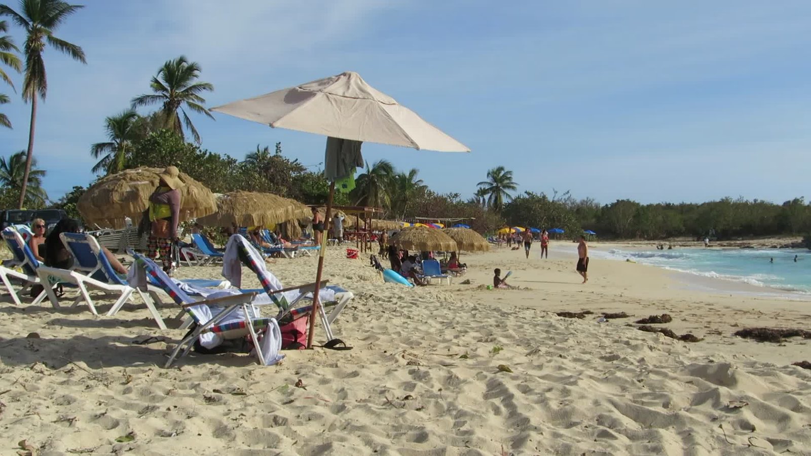 Turquoise water and white sand at Mullet Bay Beach